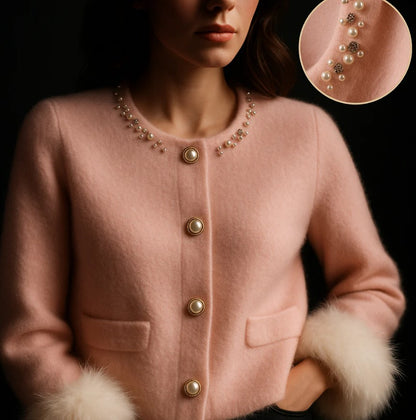 PAZ™ – Cárdigan de Cachemira Mongola con Perlas Akoya y Puños de Piel